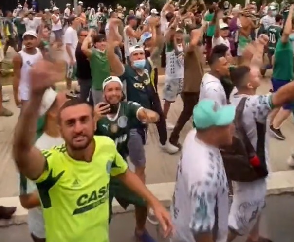 Torcida do Palmeiras na porta do CT