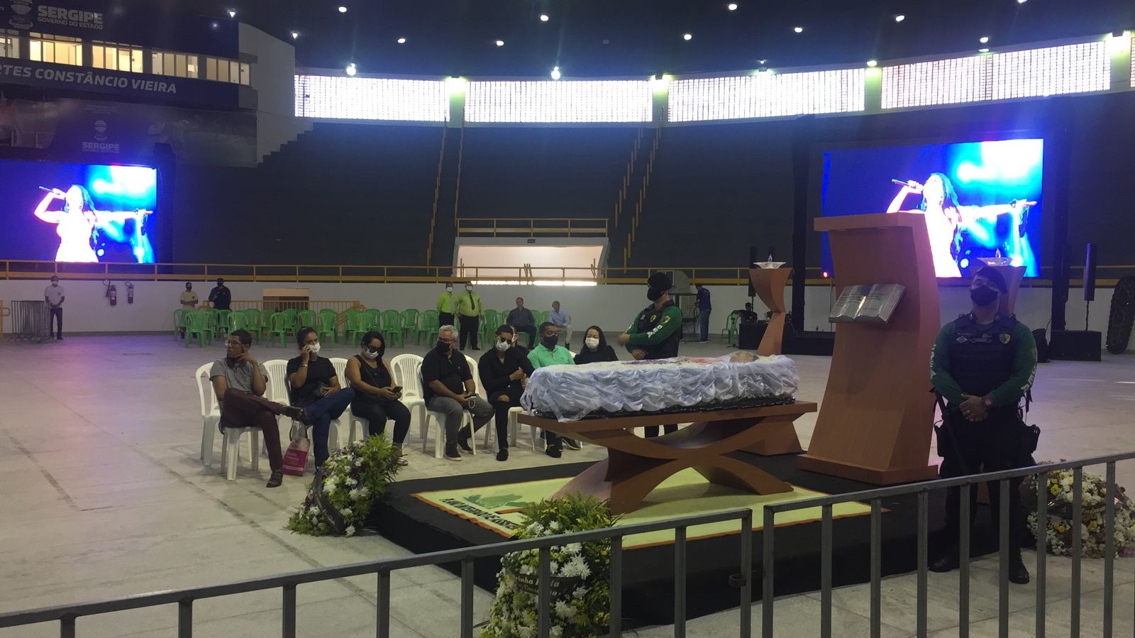 Vocalista da banda Calcinha Preta morreu após ser internada com problemas renais. Veja fotos do velório de Paulinha Abelha