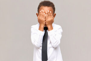 A mãe de um menino de 3 anos está presa suspeita de asfixiar filho, na cidade de Valparaíso de Goiás. Ela sofre de alcoolismo