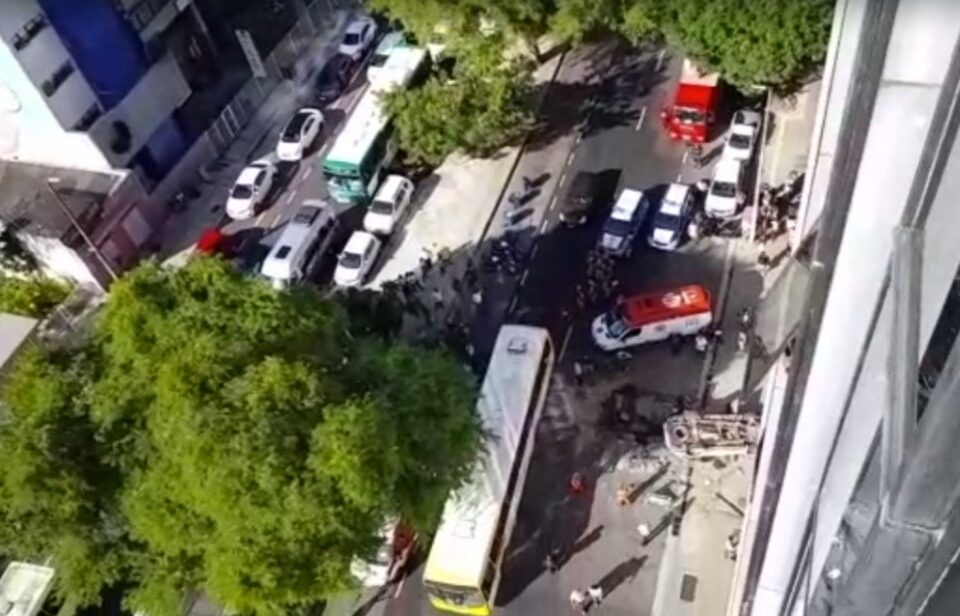 Dois carros caem de edifício garagem e uma pessoa fica ferida em Salvador