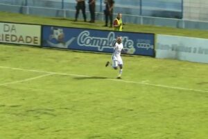 Tchô comemorando gol