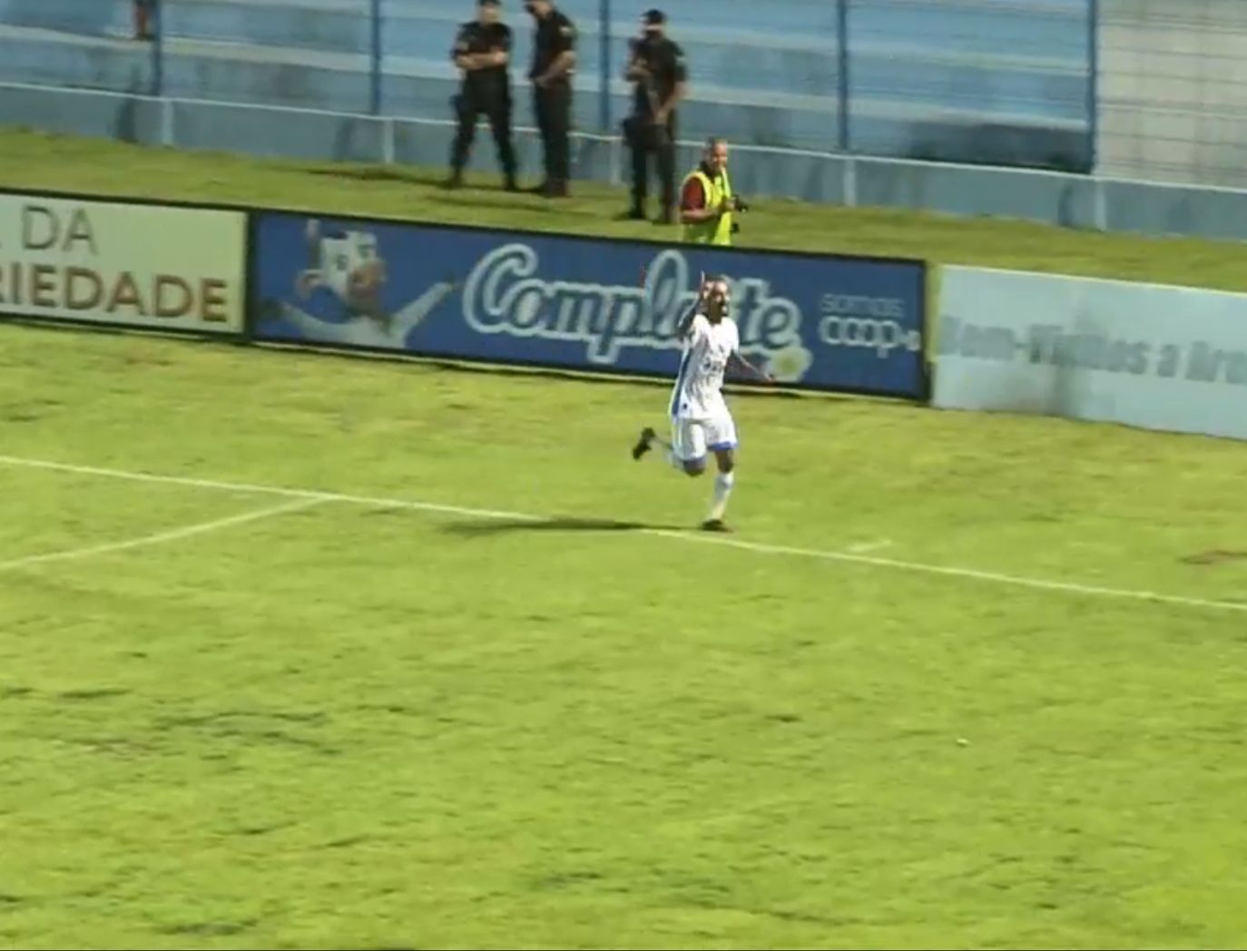 Tchô comemorando gol