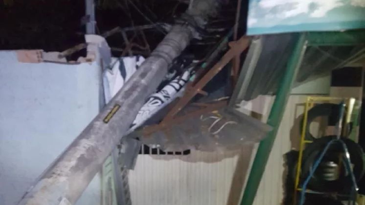 Caminhão derruba poste de energia em cima de loja em Aparecida de Goiânia