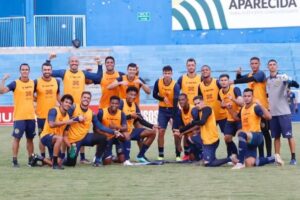 Jogadores da Aparecidense em treino no estádio Aníbal Batista de Toledo