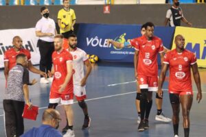 Jogadores do Vila Nova na disputa da Superliga B