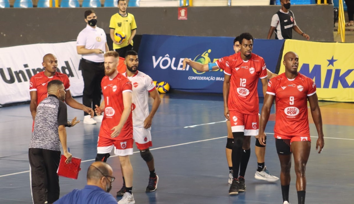 Jogadores do Vila Nova na disputa da Superliga B