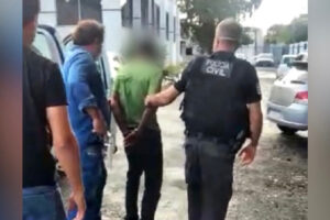 A Polícia Civil prendeu o segundo homem suspeito de matar um caseiro a pauladas, em Barro Alto. A prisão dele aconteceu nesta terça-feira (15), na cidade de Uruaçu. No último dia 7 de fevereiro, o suspeito e um comparsa desligaram o disjuntor de energia elétrica de uma propriedade rural e espancaram o caseiro e a esposa dele com pedaços de madeira. A mulher, de 48 anos, sobreviveu, mas ficou gravemente ferida.