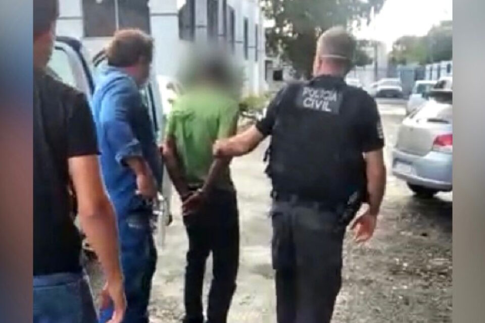 A Polícia Civil prendeu o segundo homem suspeito de matar um caseiro a pauladas, em Barro Alto. A prisão dele aconteceu nesta terça-feira (15), na cidade de Uruaçu. No último dia 7 de fevereiro, o suspeito e um comparsa desligaram o disjuntor de energia elétrica de uma propriedade rural e espancaram o caseiro e a esposa dele com pedaços de madeira. A mulher, de 48 anos, sobreviveu, mas ficou gravemente ferida.
