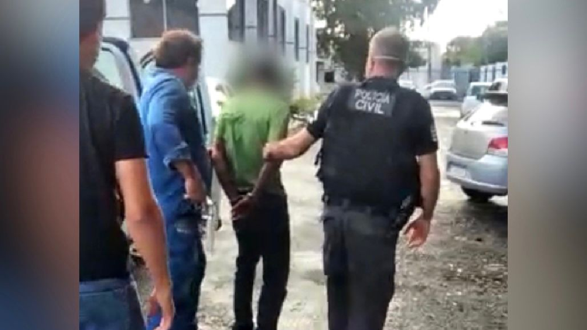 A Polícia Civil prendeu o segundo homem suspeito de matar um caseiro a pauladas, em Barro Alto. A prisão dele aconteceu nesta terça-feira (15), na cidade de Uruaçu. No último dia 7 de fevereiro, o suspeito e um comparsa desligaram o disjuntor de energia elétrica de uma propriedade rural e espancaram o caseiro e a esposa dele com pedaços de madeira. A mulher, de 48 anos, sobreviveu, mas ficou gravemente ferida.