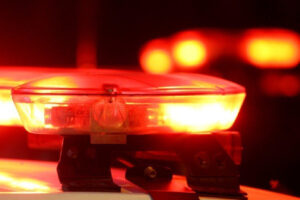 Dois homens invadiram uma propriedade rural, desligaram o disjuntor de energia elétrica e assassinaram um caseiro, de 51 anos, no escuro. O crime aconteceu durante a madrugada desta terça-feira (8), em uma fazenda no Povoago de Santo Antônio da Laguna, na cidade de Barro Alto, Centro de Goiás. Segundo a Polícia Civil, os suspeitos também agrediram à pauladas a esposa do homem, de 48 anos. A mulher sobreviveu, mas está gravemente ferida.