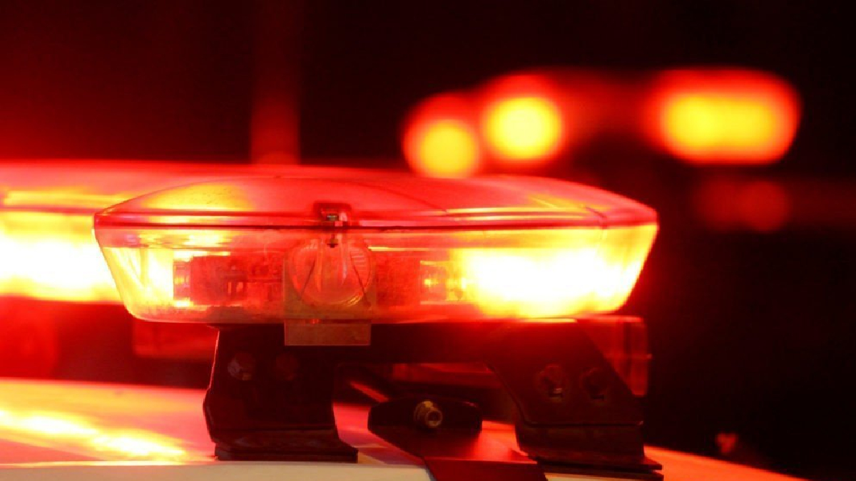 Dois homens invadiram uma propriedade rural, desligaram o disjuntor de energia elétrica e assassinaram um caseiro, de 51 anos, no escuro. O crime aconteceu durante a madrugada desta terça-feira (8), em uma fazenda no Povoago de Santo Antônio da Laguna, na cidade de Barro Alto, Centro de Goiás. Segundo a Polícia Civil, os suspeitos também agrediram à pauladas a esposa do homem, de 48 anos. A mulher sobreviveu, mas está gravemente ferida.