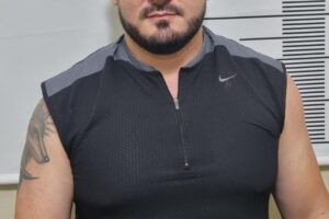 Xandó Caso aconteceu em um hotel; homem acabou detido por não pagar pensão. Cantor sertanejo se esconde em banheiro para não ser preso, em SC