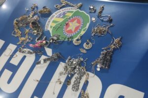 Cuidadora de idosos é presa suspeita de furtar joias de patroa com Alzheimer em Goiânia