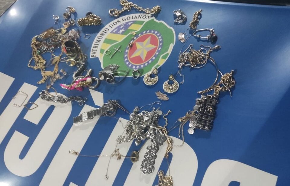 Cuidadora de idosos é presa suspeita de furtar joias de patroa com Alzheimer em Goiânia