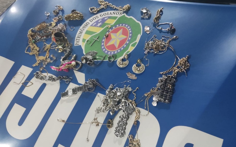 Cuidadora de idosos é presa suspeita de furtar joias de patroa com Alzheimer em Goiânia