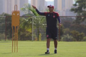 Higo Magalhães durante atividade no Vila Nova