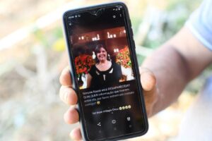 No quarto dia de buscas com as próprias mãos, Marcelo Costa, 49, encontrou o corpo de sua esposa, Simone Raesk Moura, 49, em Petrópolis. (Foto: Lucas Landau/Uol)
