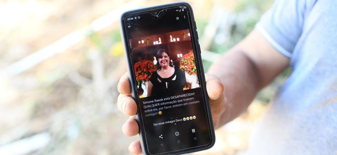 No quarto dia de buscas com as próprias mãos, Marcelo Costa, 49, encontrou o corpo de sua esposa, Simone Raesk Moura, 49, em Petrópolis. (Foto: Lucas Landau/Uol)