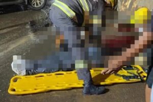 Um motociclista foi conduzido a uma unidade de saúde com traumatismo craniano após colidir contra a traseira de uma carreta em Anápolis. (Foto: divulgação/Corpo de Bombeiros)