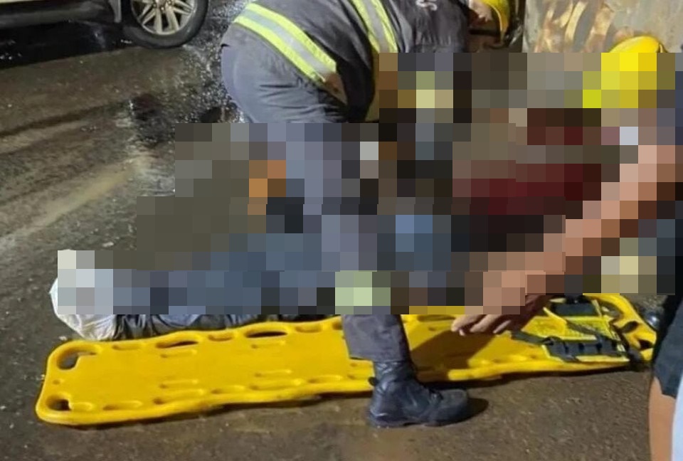 Um motociclista foi conduzido a uma unidade de saúde com traumatismo craniano após colidir contra a traseira de uma carreta em Anápolis. (Foto: divulgação/Corpo de Bombeiros)