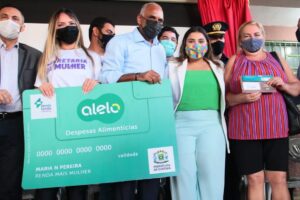 Rogério Cruz entrega 320 cartões de programa social que atende mulheres (Foto: Prefeitura de Goiânia)