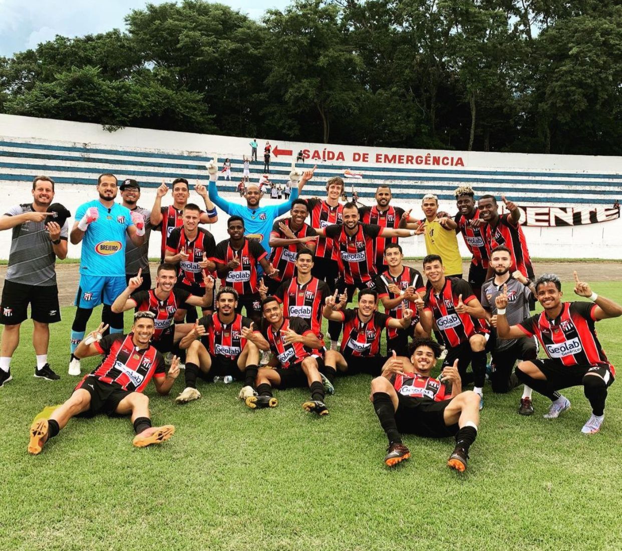 Anápolis comemorando a vitória fora de casa