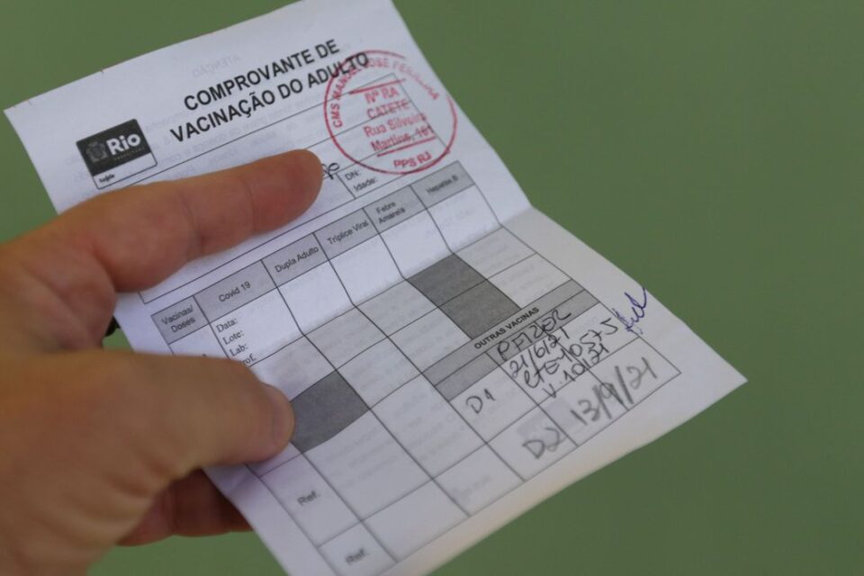 Governo muda regra que exige passaporte da vacina para entrar no país