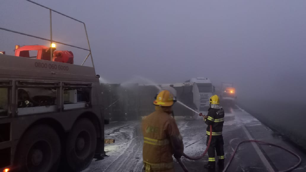 A colisão lateral deixou a BR-153 totalmente interditada até por volta da meia-noite. (Foto: Divulgação - Bombeiros)
