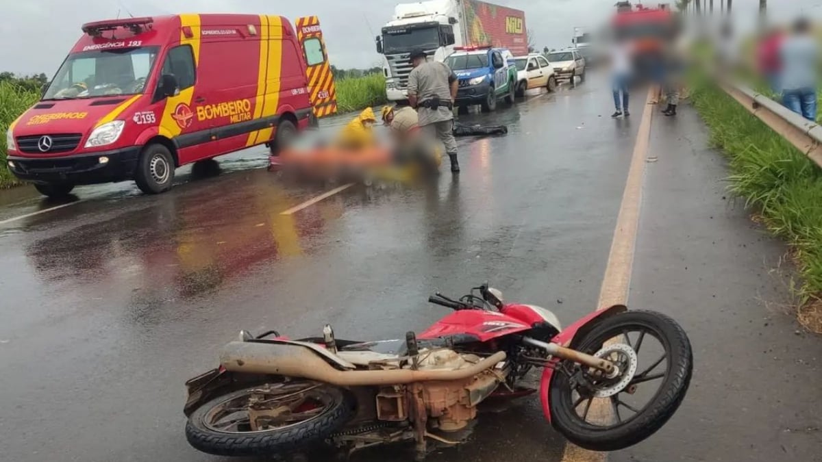 Um motociclista morreu depois que caiu da motocicleta que dirigia e foi atropelado por um caminhão, na GO-070. A fatalidade aconteceu por volta das 14h quinta-feira (10), próximo à linha férrea do município de Goianira. Um outro homem, que era passageiro da moto, ficou ferido mas sobreviveu ao acidente.