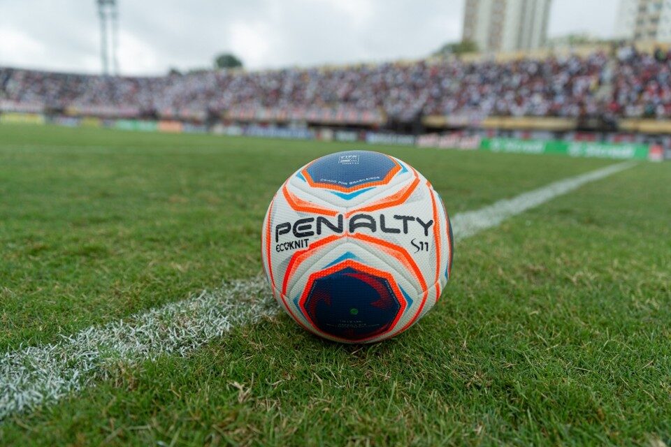Bola do Campeonato Paulista no gramado