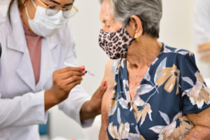 A cada 100 mil habitantes de 18 a 59 anos, 1,16 morre de Covid se tiver tomado dose de reforço