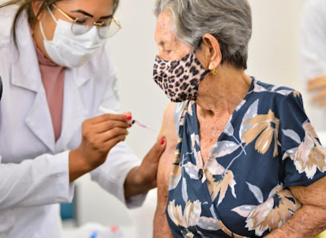 A cada 100 mil habitantes de 18 a 59 anos, 1,16 morre de Covid se tiver tomado dose de reforço