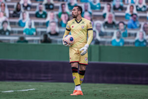 Goleiro Leonardo em ação pelo Atlético Goianiense