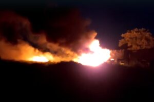 Carreta pegou fogo e ficou destruída. Fogo também danificou 40% da carga de cimento (Foto: PRF)