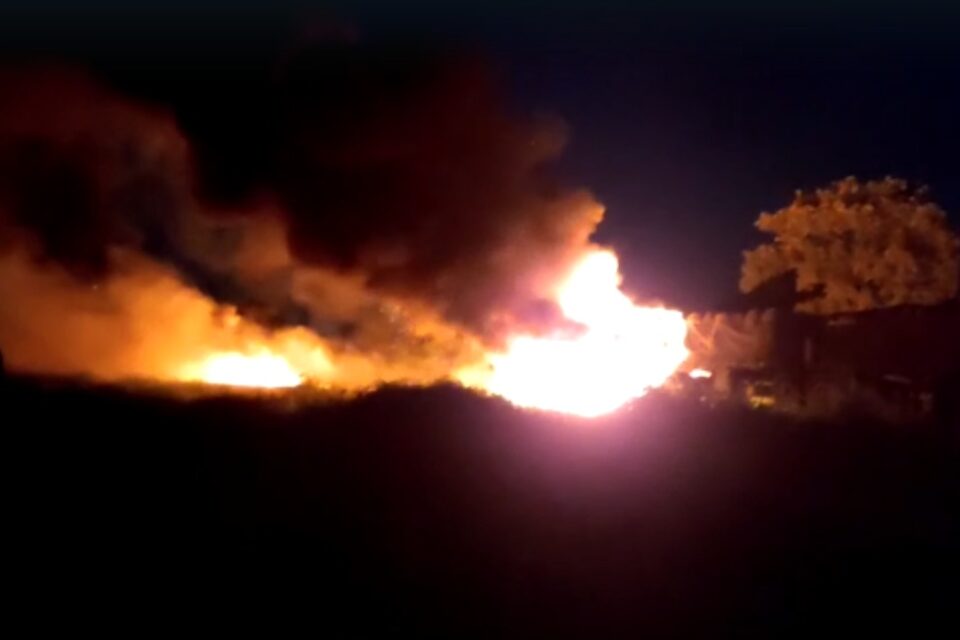 Carreta pegou fogo e ficou destruída. Fogo também danificou 40% da carga de cimento (Foto: PRF)