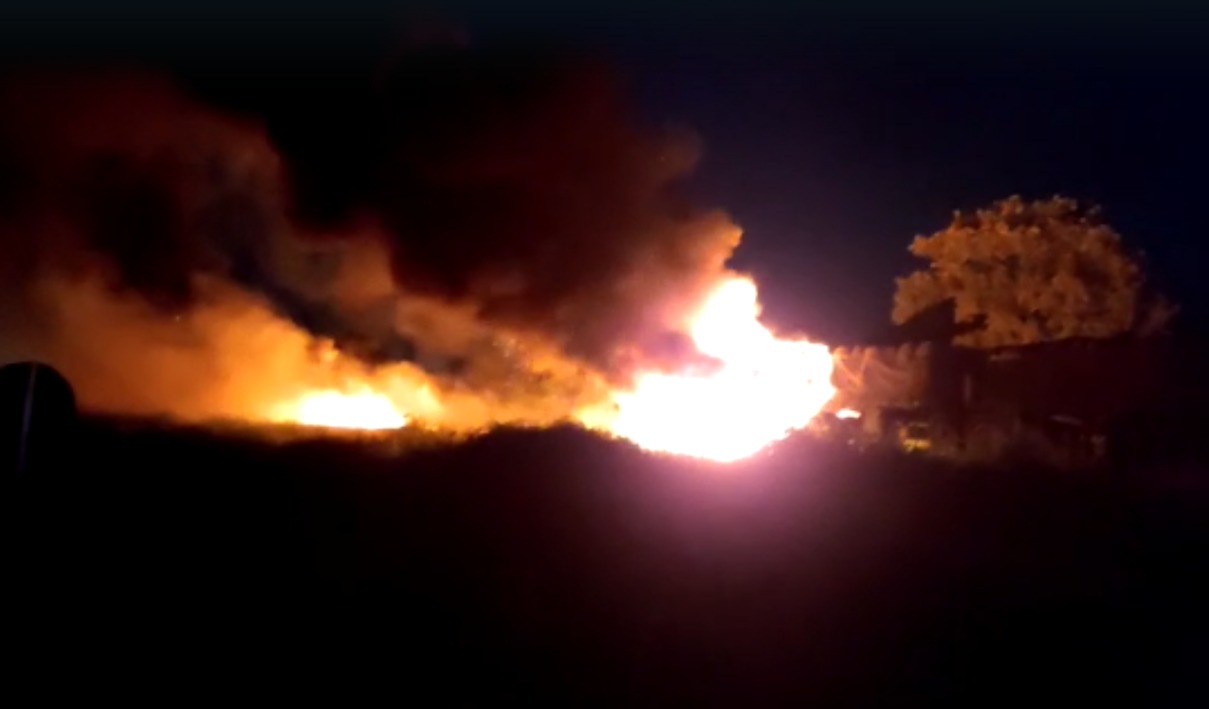 Carreta pegou fogo e ficou destruída. Fogo também danificou 40% da carga de cimento (Foto: PRF)