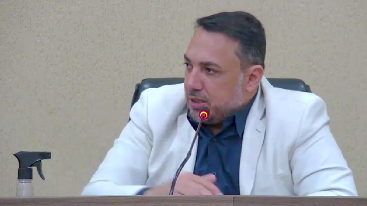 Vereadora de Aparecida chora após microfone cortado em discussão sobre cotas femininas