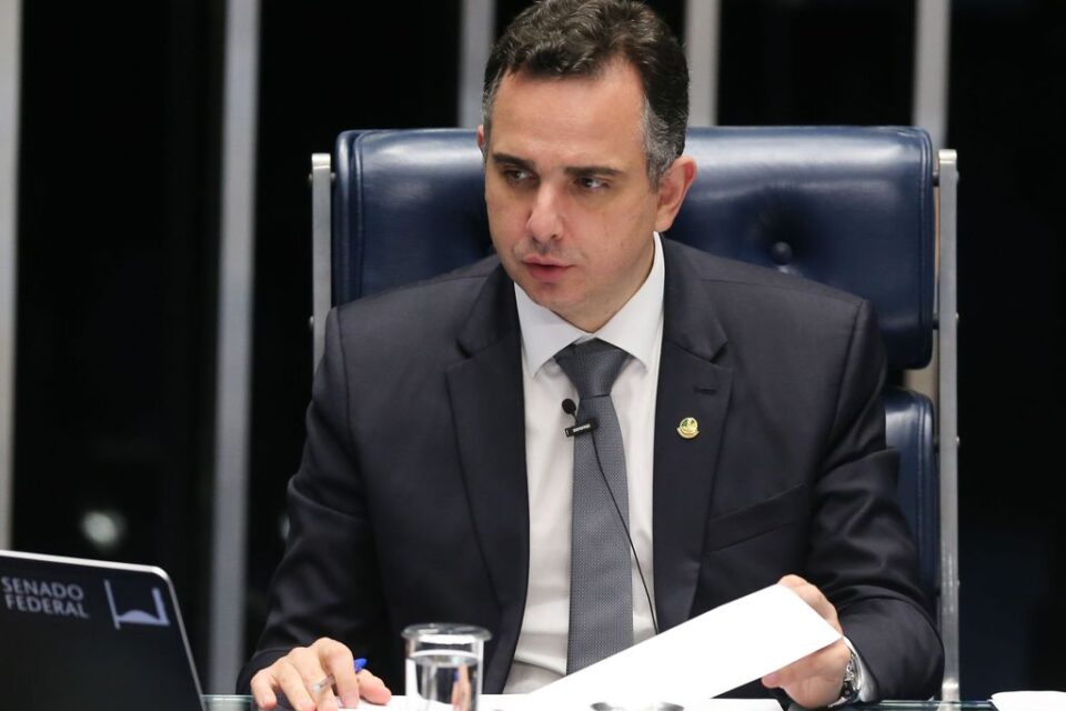 Presidente do Senado pede união contra inimigo "autoritarismo"