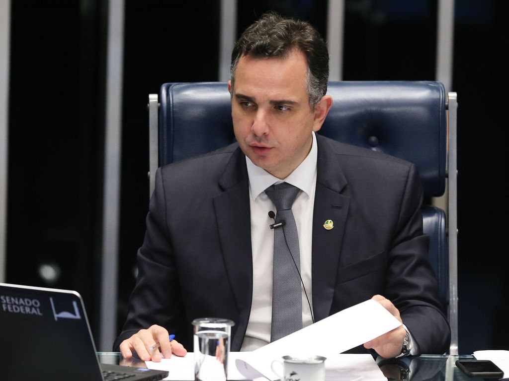 Presidente do Senado pede união contra inimigo "autoritarismo"