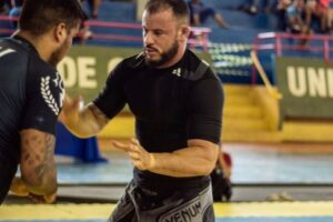 Junior Magal treinando jiu-jitsu