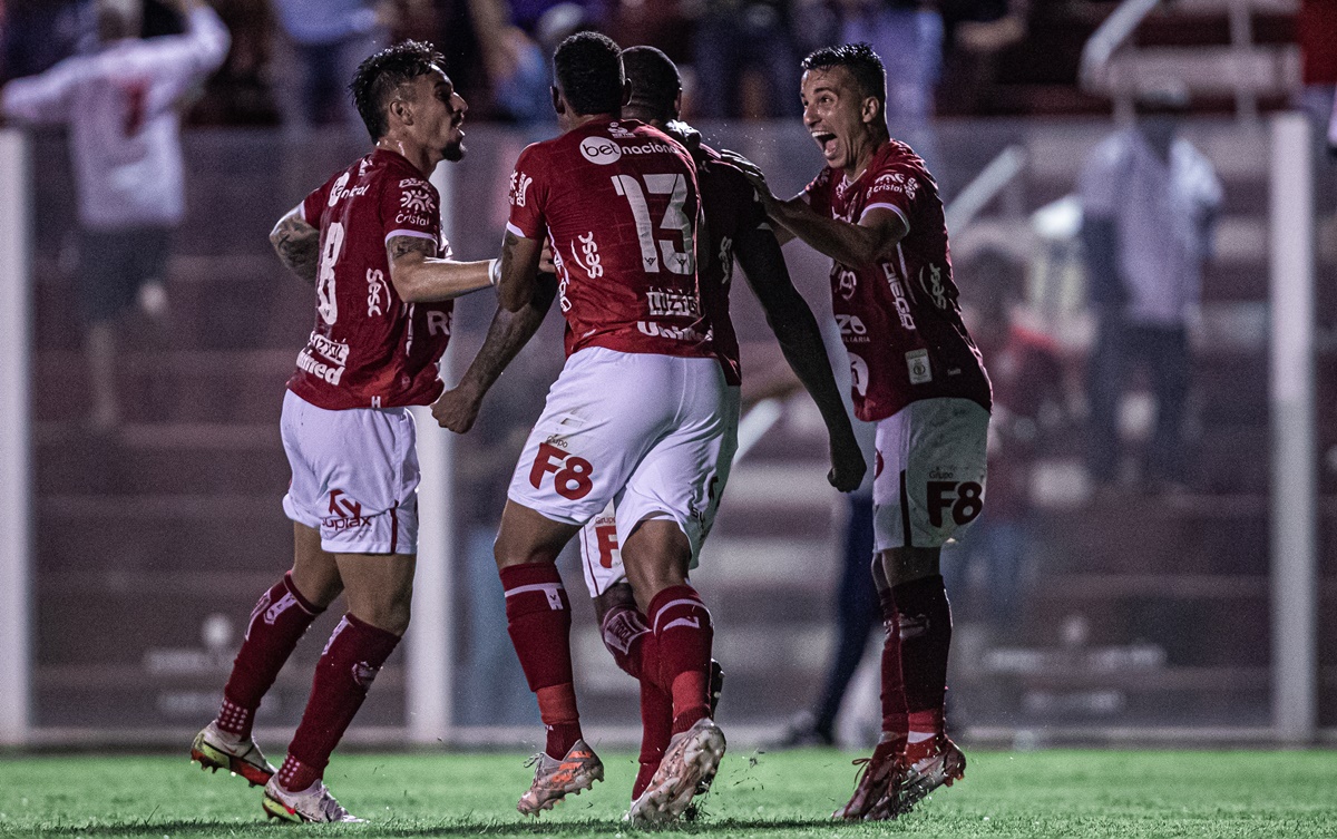 Jogadores do Vila Nova comemoram gol contra a Aparecidense