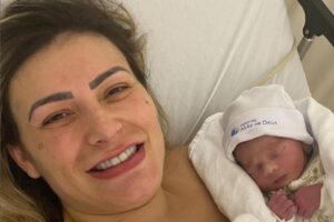 Leon nasceu de 34 semanas e é fruto do relacionamento da modelo com Thiago Prado. Nasce segundo filho de Andressa Urach, de parto prematuro