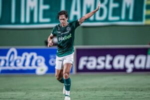 Atacante Nicolas comemorando na Serrinha