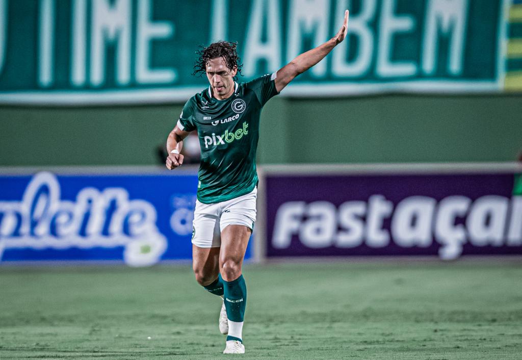 Atacante Nicolas comemorando na Serrinha