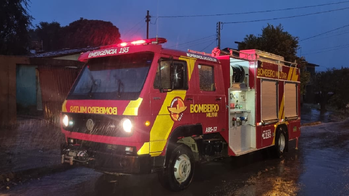 O Corpo de Bombeiros conteve um incêndio que provocou a morte de um homem, em Trindade. Testemunhas afirmam que vela causou fogo