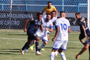 Alan Mineiro tenta escapar da marcação no jogo entre Aparecidense e Goiatuba