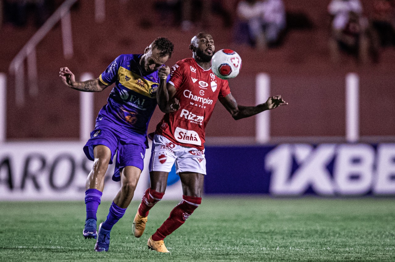 Jean Silva sendo marcado contra o Iporá