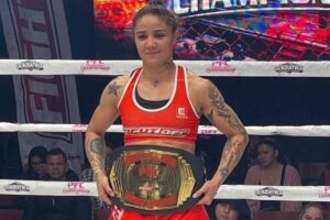 Istela Nunes com o cinturão do PFC