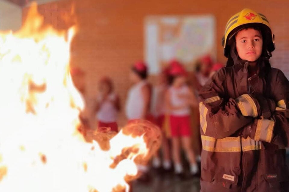 Estão abertas as inscrições para o Projeto Bombeiro Mirim (Proebom) do Corpo de Bombeiros de Goiás. O programa oferece 1.085 vagas para todo o estado. Para se inscrever, o candidato deve realizar o cadastro até o dia 22 de fevereiro nas unidades da corporação ou no site oficial. O sorteio será realizado no dia 25 de fevereiro.