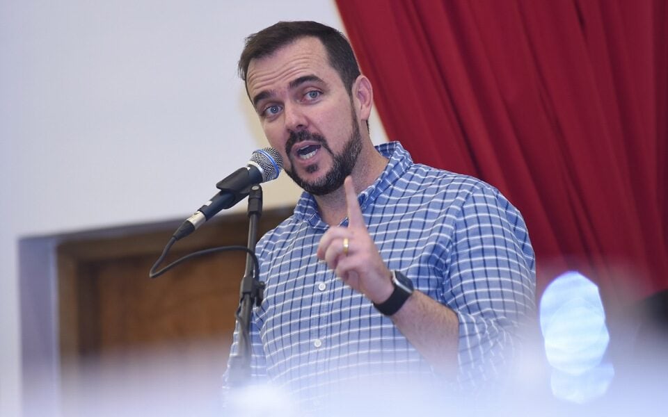 Léo Batista deixa PMN, assume Pros para montar chapa e organizar apoio a Mendanha